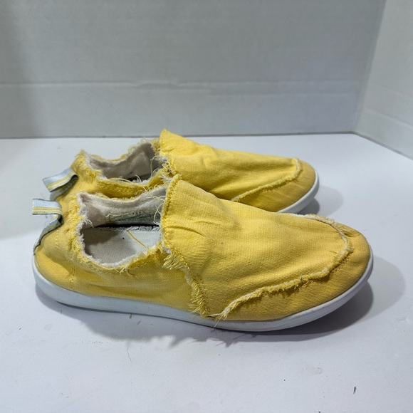 Lot of 6 pairs Vionic Malibu Slip On Canvas Sneakers W7 - Picture 1 of 6